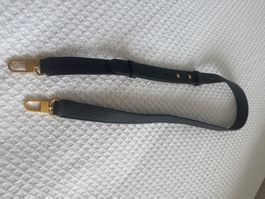 Taschenriemen Leder schwarz mit goldenen Verschlüssen Mar...
