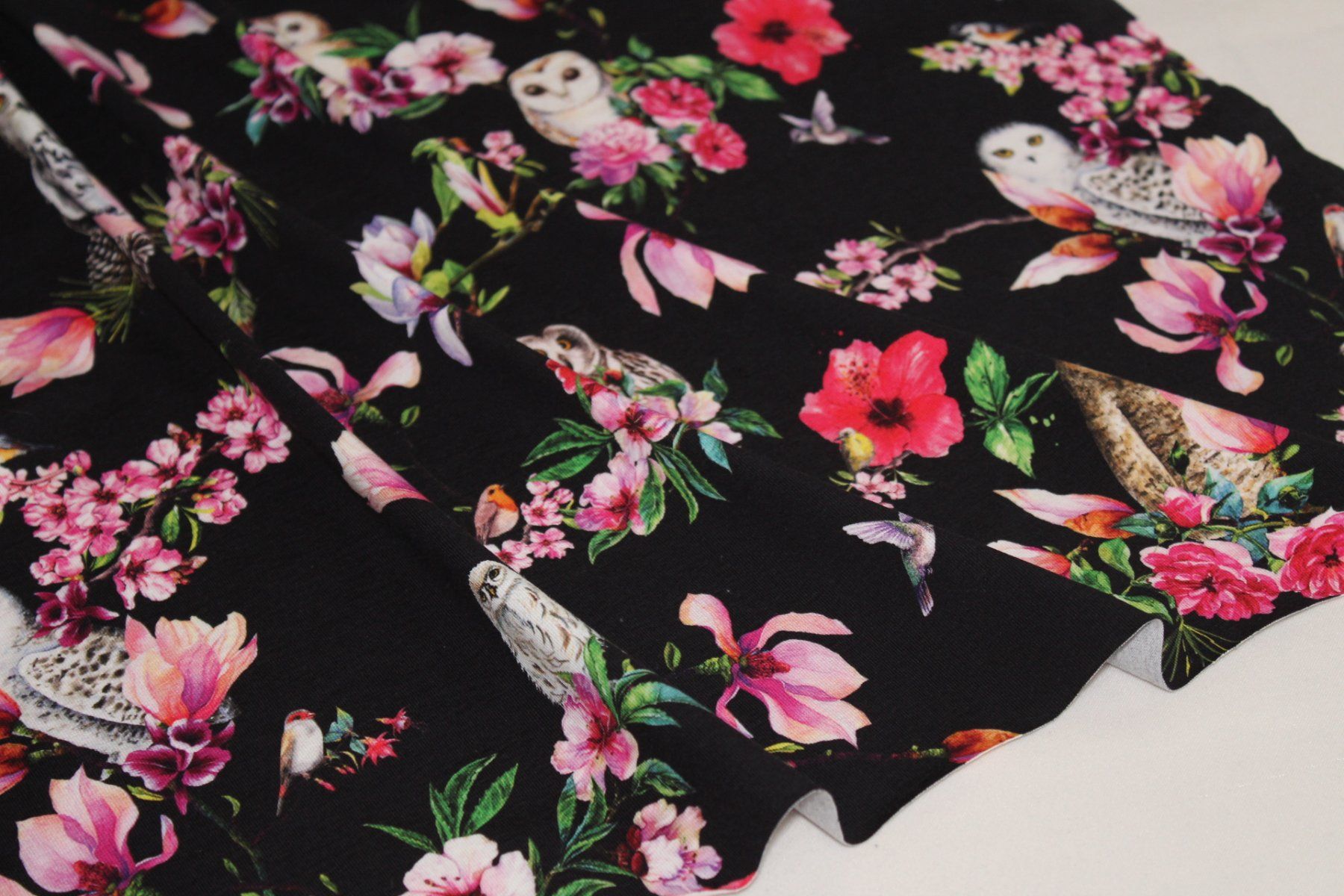Tessuti: Stoff Baumwolljersey Digitaldruck schwarz/Blumen & Eule – Nuovo (secondo la descrizione) da Obfelden venduto da solomon111