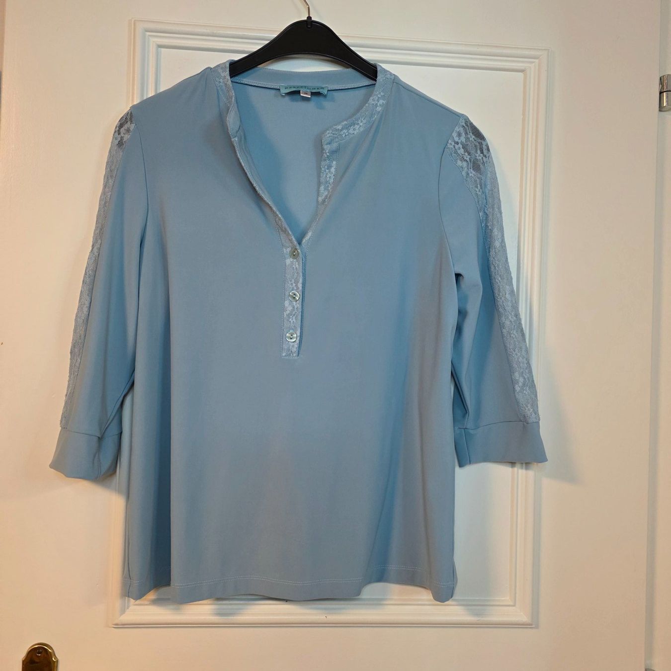Camicette: Pfeffinger Damen Bluse Gr. M/ L Hellblau Spitze Elegant – Usato da Wald ZH venduto da CapLux 1