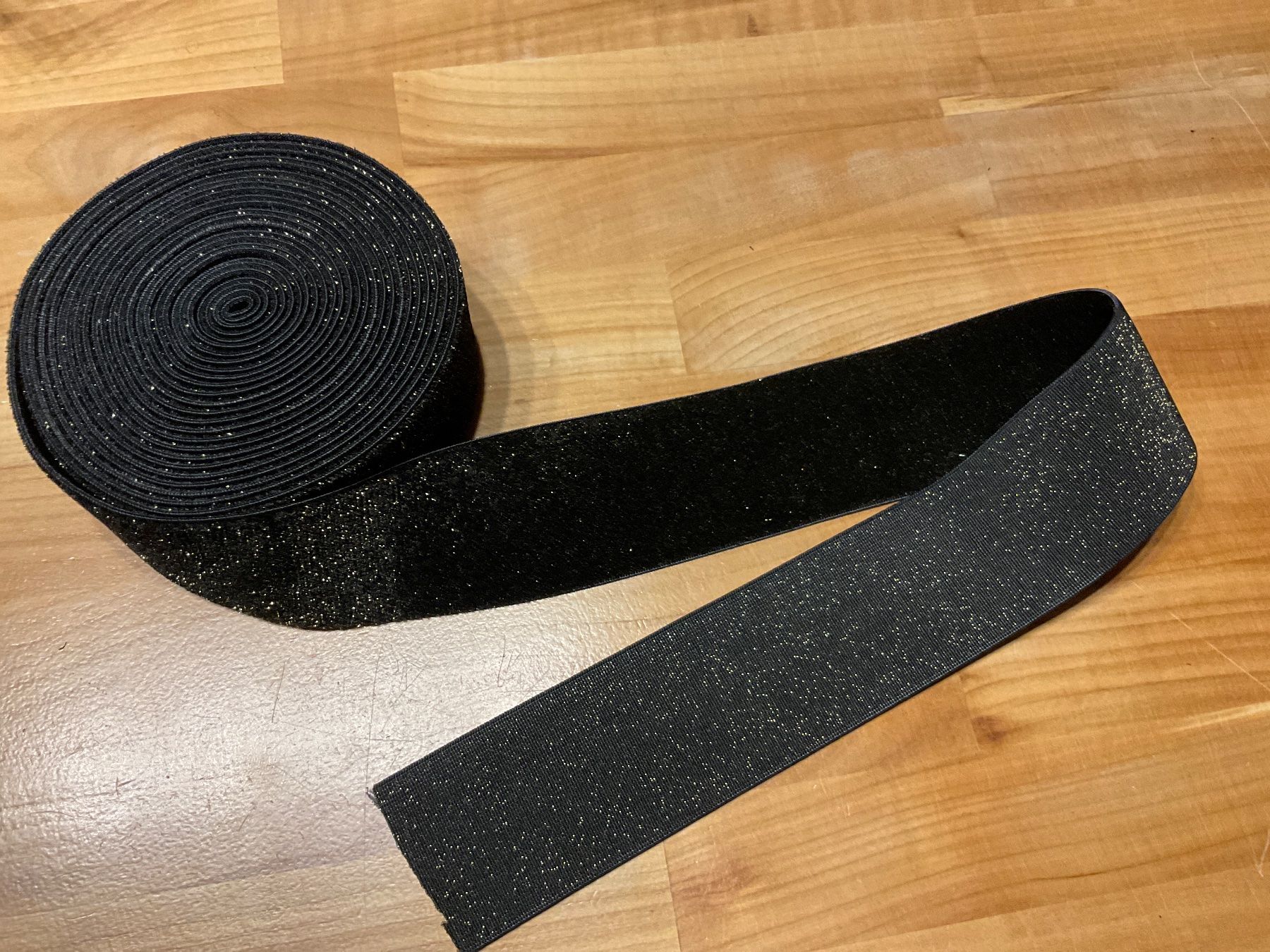 Tessuti: Webband Samt schwarz - gold / 5 Meter lang – Usato da Rümlang venduto da euqinom16