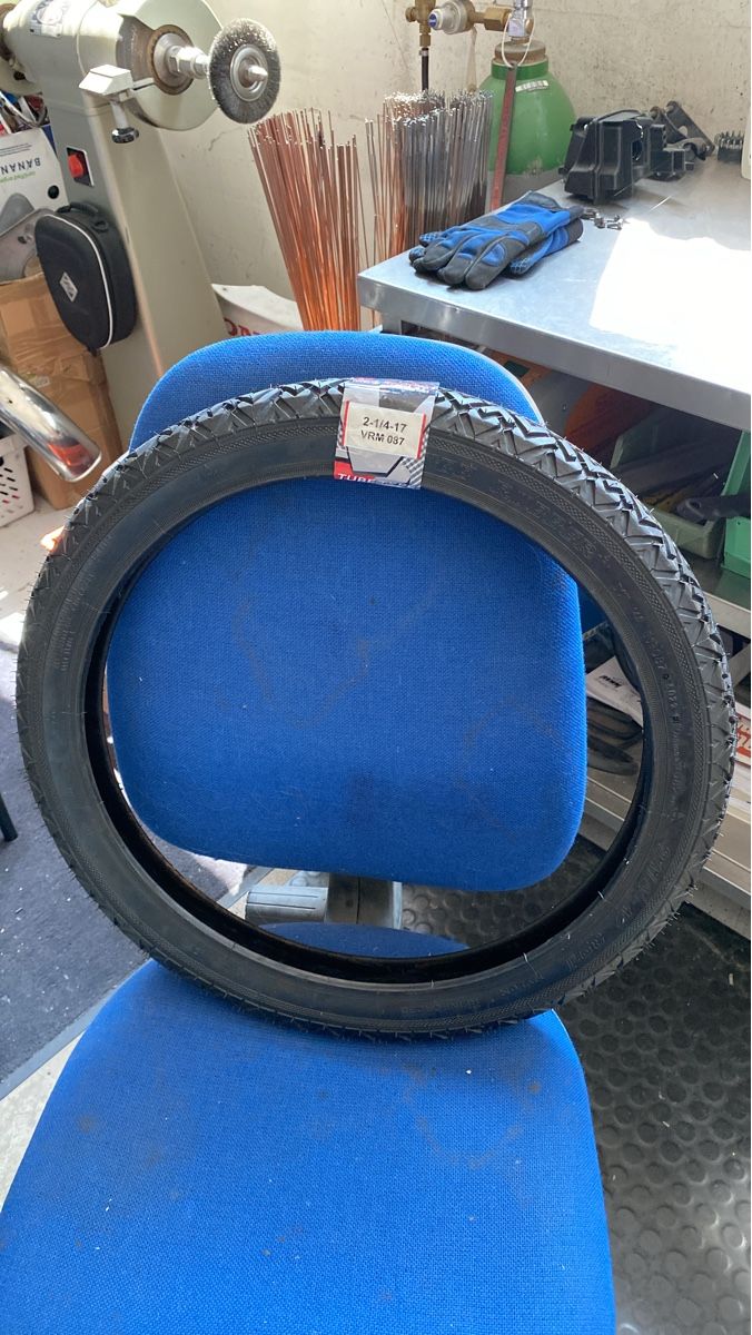 Parti ricambio per ciclomotori: Reifen 2-1/4-17 VRM 087 Vee Rubber – Nuovo (secondo la descrizione) da Zürich venduto da alt-eisen