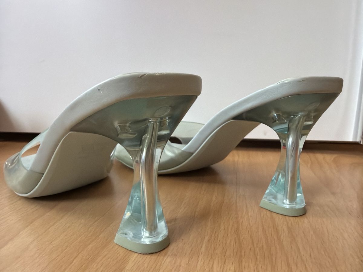 Bershka Scarpe da donna: Sommerliche Mules mit Plexi-Riemen  – Usato da Dagmersellen venduto da SabrinaZu 1