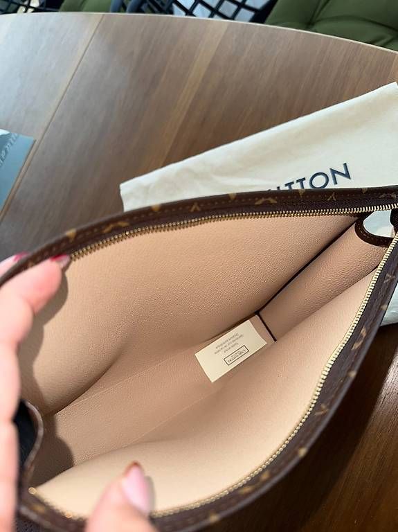 Louis Vuitton Custodie per cosmetici: Louis Vuitton Poche Toilette 26 Monogram – Usato da Wabern venduto da El_Sueno 3