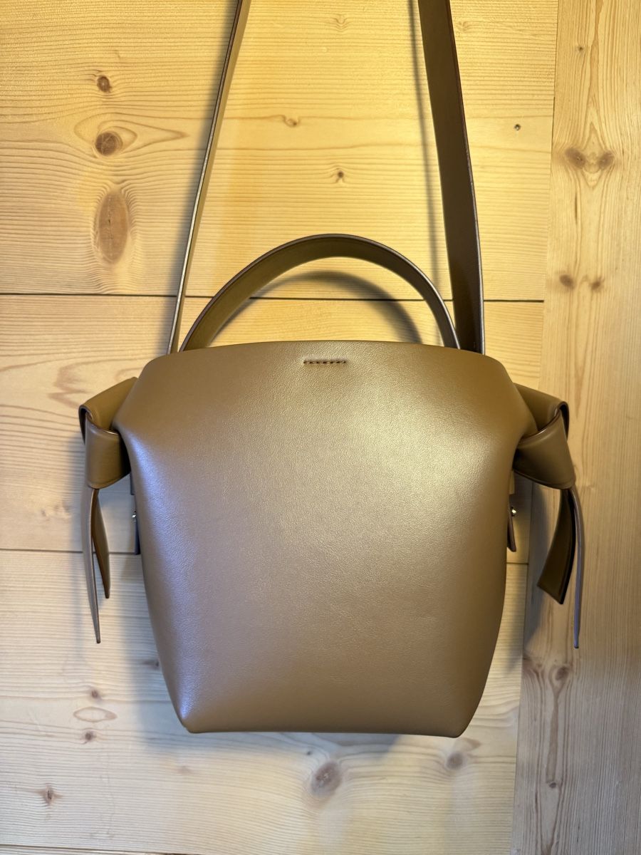 Acne Studios Borse: Acne studios Musubi camel bag – Usato da Schönried venduto da theapplew 5