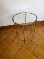Schöner Beistelltisch mit Glasplatte