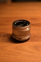 Lichtstarkes Olympus 25mm f1.8 Objektiv mit Sonnenblende