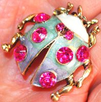Brosche L-444 – Marienkäfer – Strass Rot – 30x30mm