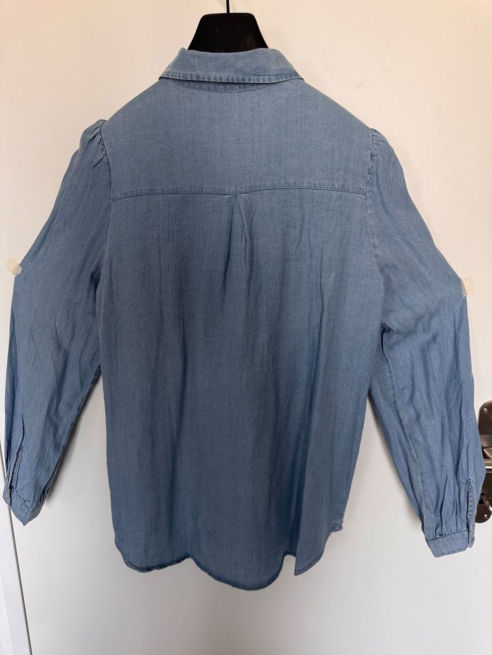 Chemisiers: Damen Bluse Jeans hellblau Grösse M  mit Perlenkragen – D'occasion à Heerbrugg par dwfg 6
