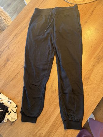 Schwarze Jogginghose, Grösse s ideal für den Frühling!