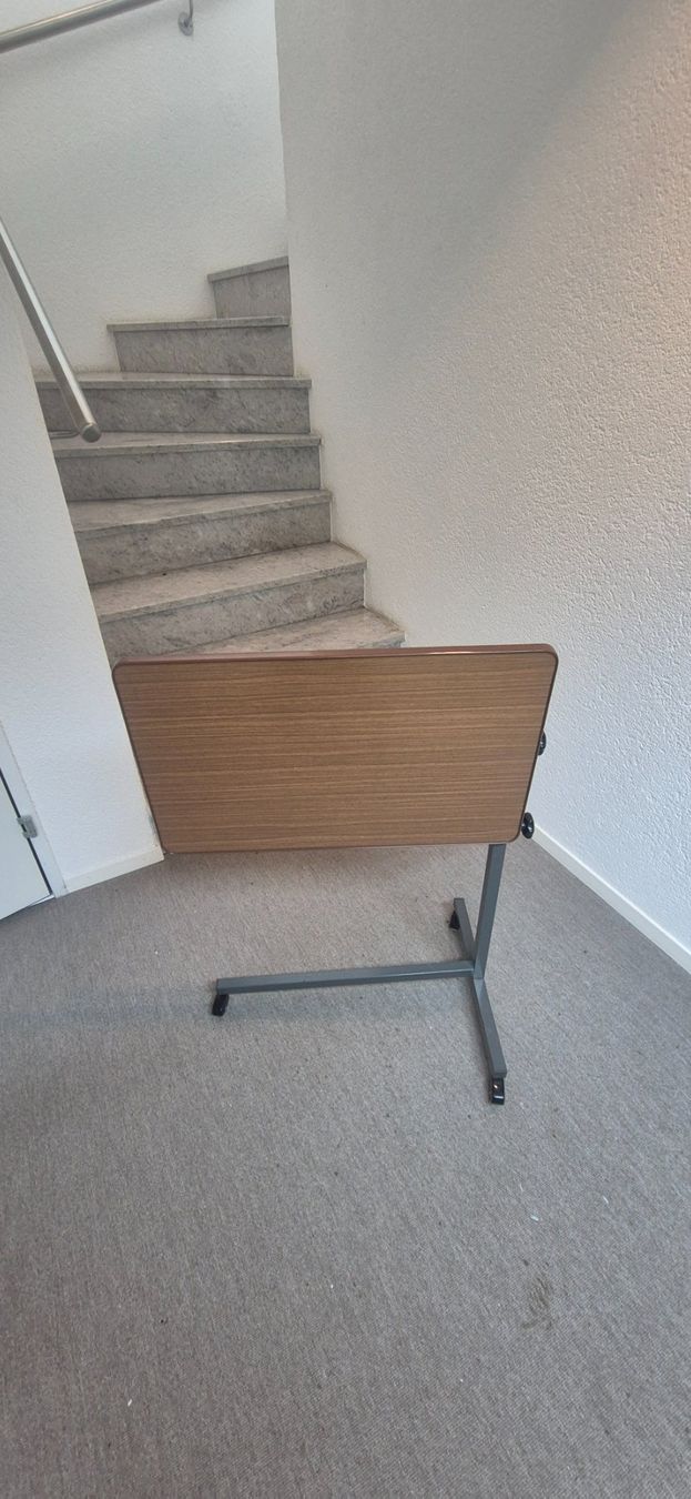 Attrezzature mediche: Pflegetisch Beistelltisch Betttisch – Usato da Huttwil venduto da Hpb7 1