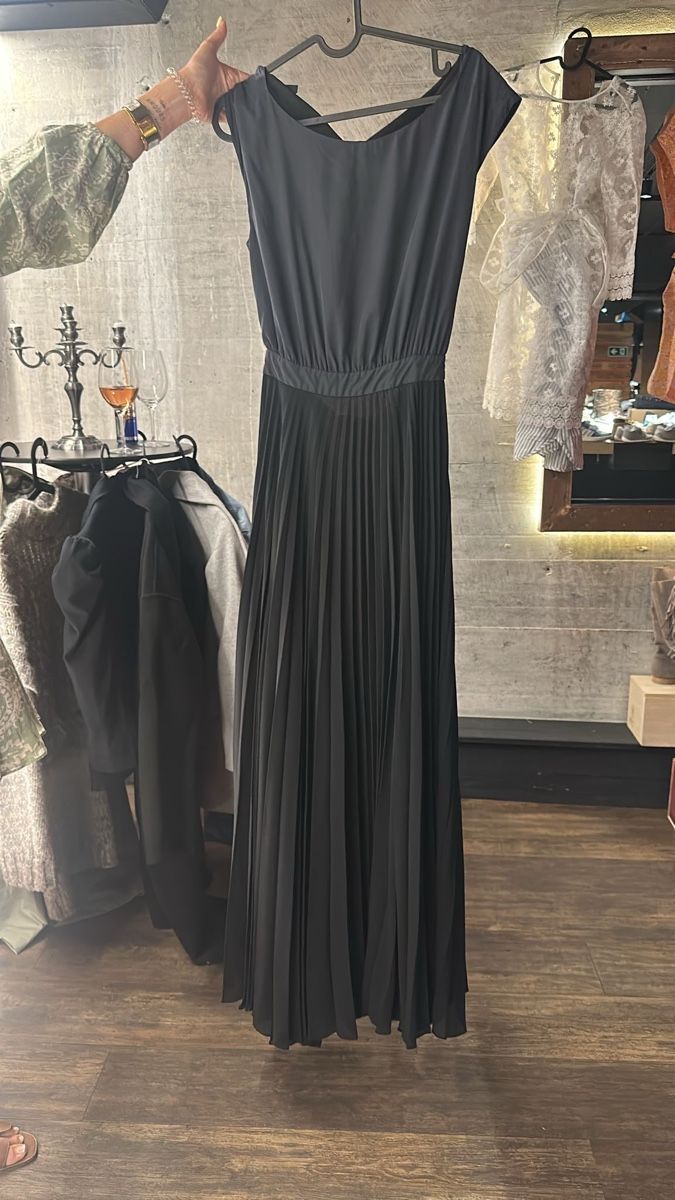 Mango Kleider: Robe longue  noire plissée occasion spéciale éte mango  – Gebraucht aus Courroux von lan_5f9f