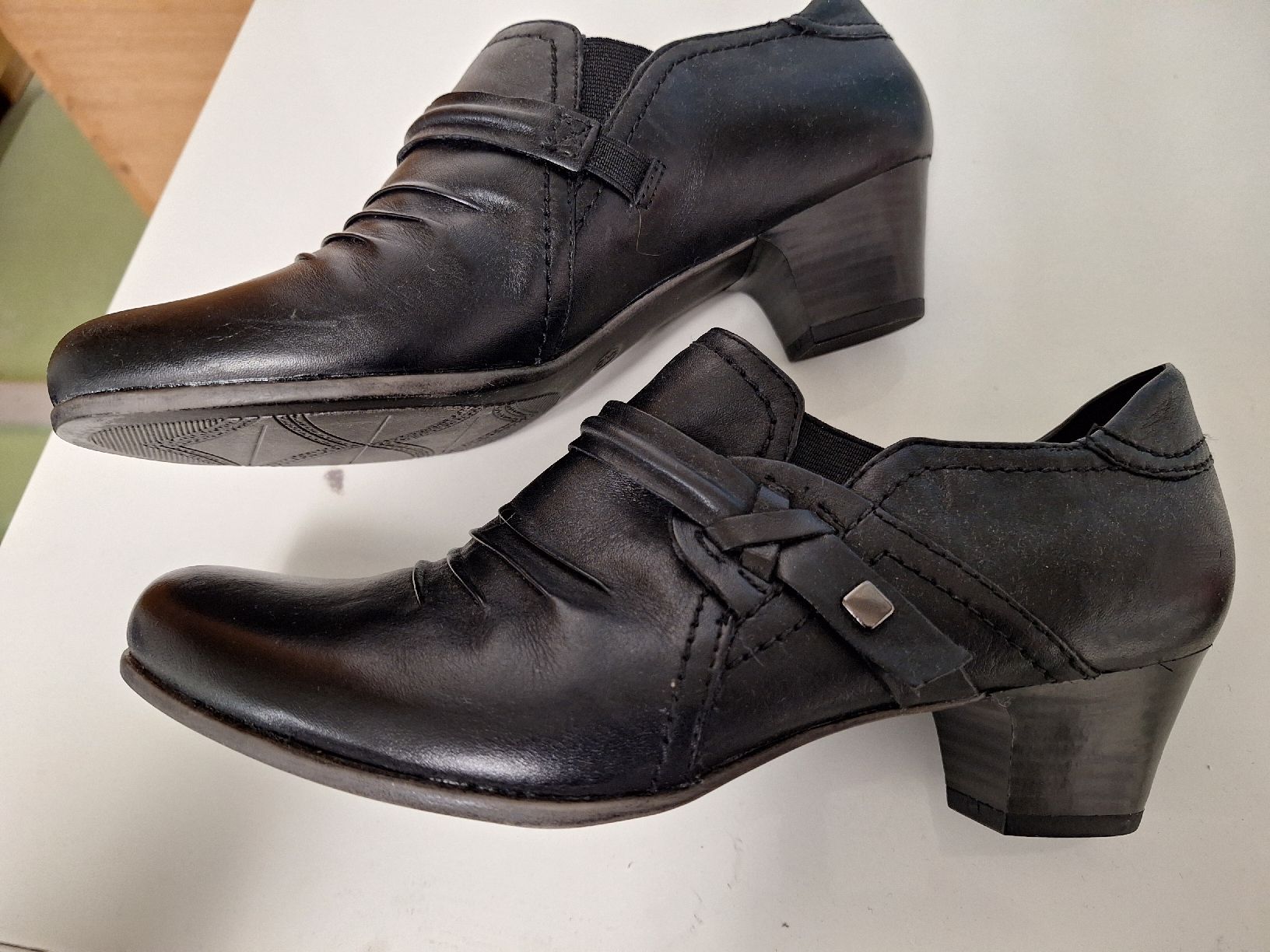 Scarpe da donna: Schwarze Schuhe, Grösse 39 – Nuovo (secondo la descrizione) da Niederglatt ZH venduto da Bobsli 1