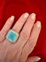 Schöner Ring mit einem türkisfarbenen Stein und Zirkonia.