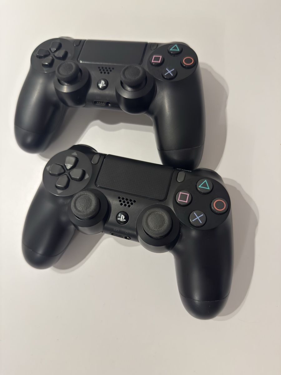Sony Manettes: 2x Original Sony DualShock 4 V2 Wireless Controller – D'occasion à Emmenbrücke par Ragvi89