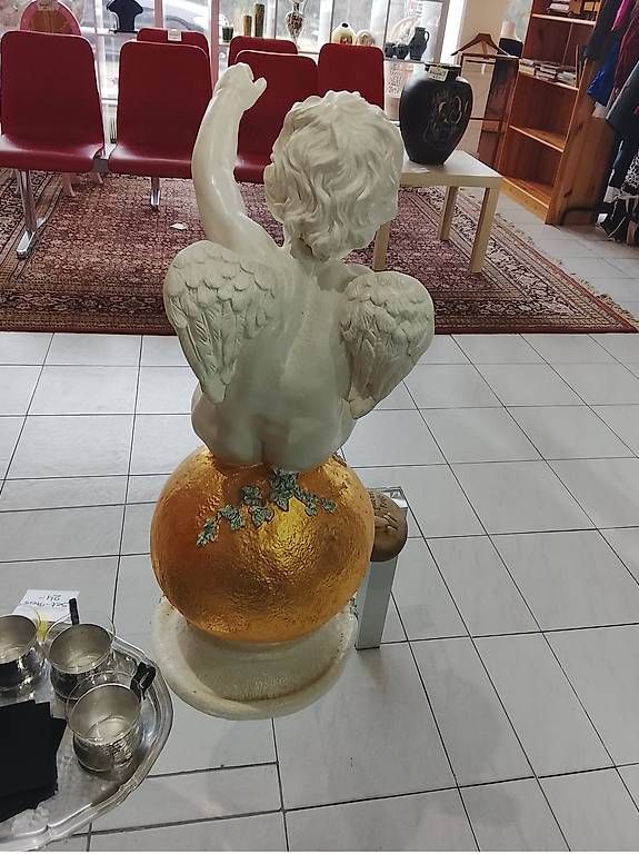 Figuren: Engel auf goldfarbener Kugel Polystone – Gebraucht aus Neuhausen am Rheinfall von galleria13 2