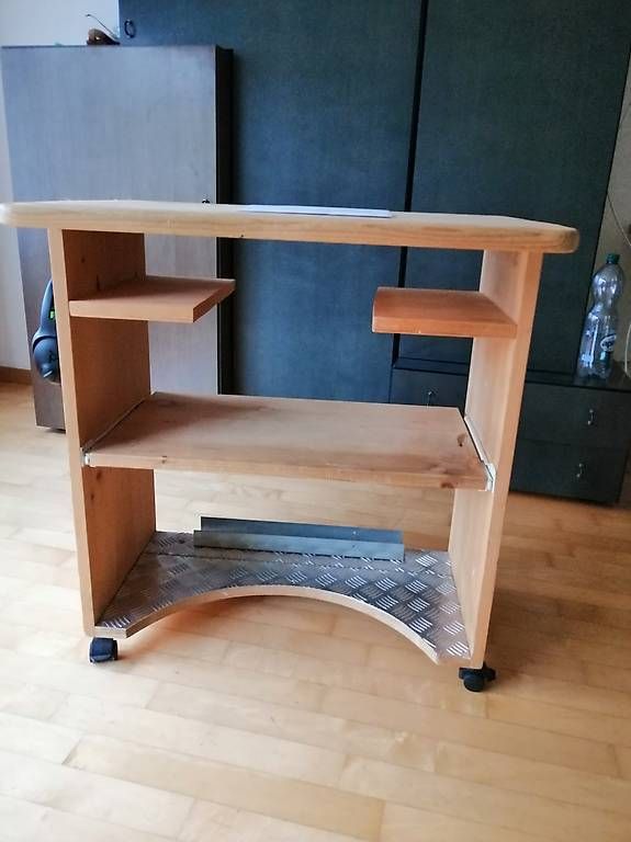 Altri mobili: Handgefertigtes Computermöbel aus Holz – Usato da Interlaken venduto da Fontana069