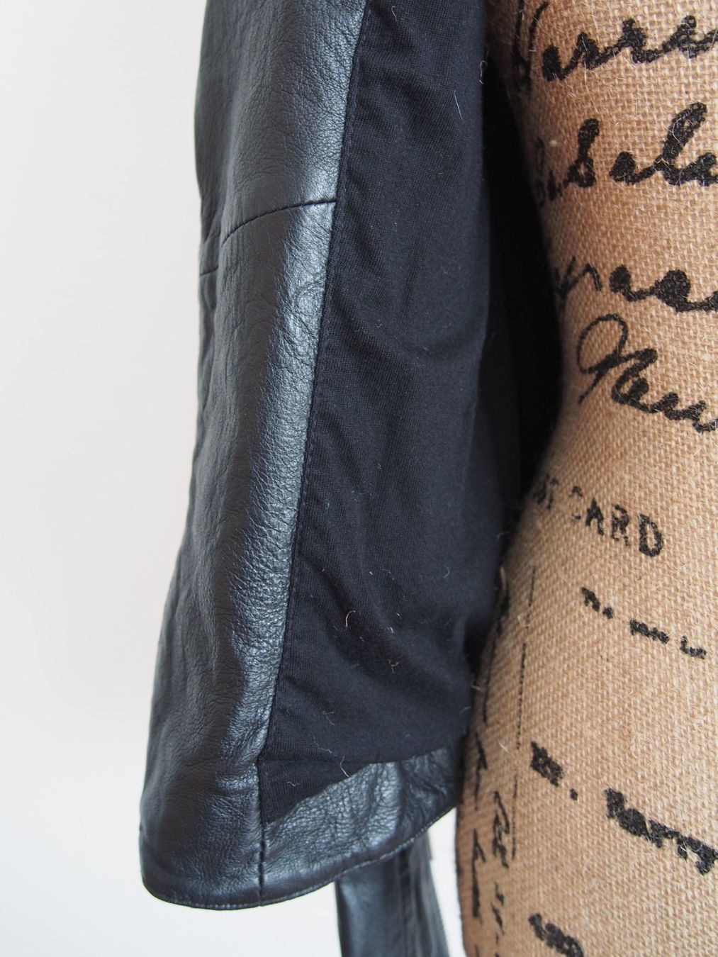 Giacche: sportliche Lederjacke mit speziellen Details – Usato da Stäfa venduto da meridianum 5
