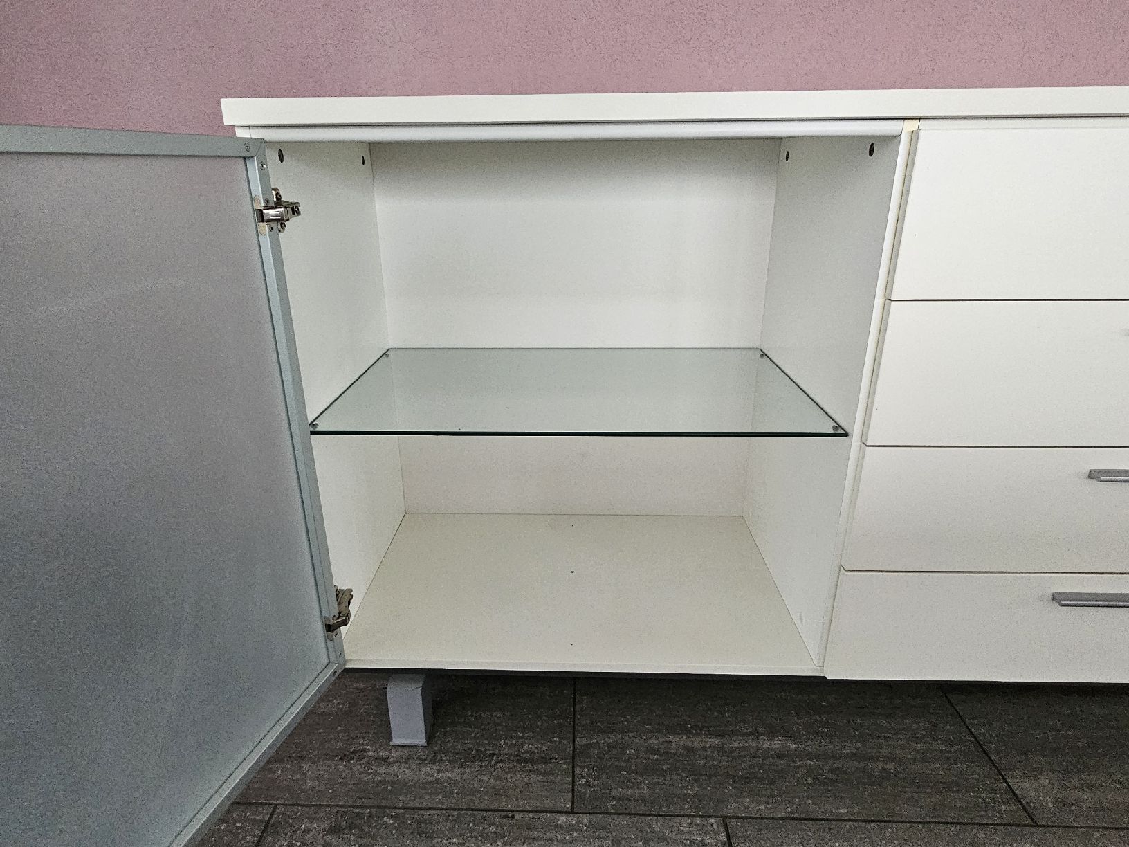Cassettiere: Weisses Sideboard mit 2 Glastüren und 4 Schubladen – Usato da Rütihof venduto da krisma 3