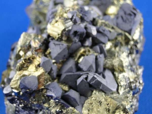 Minerali & Pietre curative: Chalkopyrit mit Galena – Usato da Schinznach Bad venduto da Demerald 5