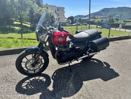 Moto Triumph Street Twin 900 completa di borse e cupolino