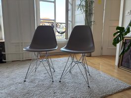 2 Vitra - Eames Plastic Side Chair DSR, mit Kratzern