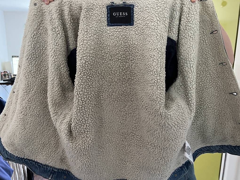 Jacken: Guess Jeansjacke mit Sherpa-/Teddy-Futter – Gebraucht aus Fällanden von fai_n5tr 4