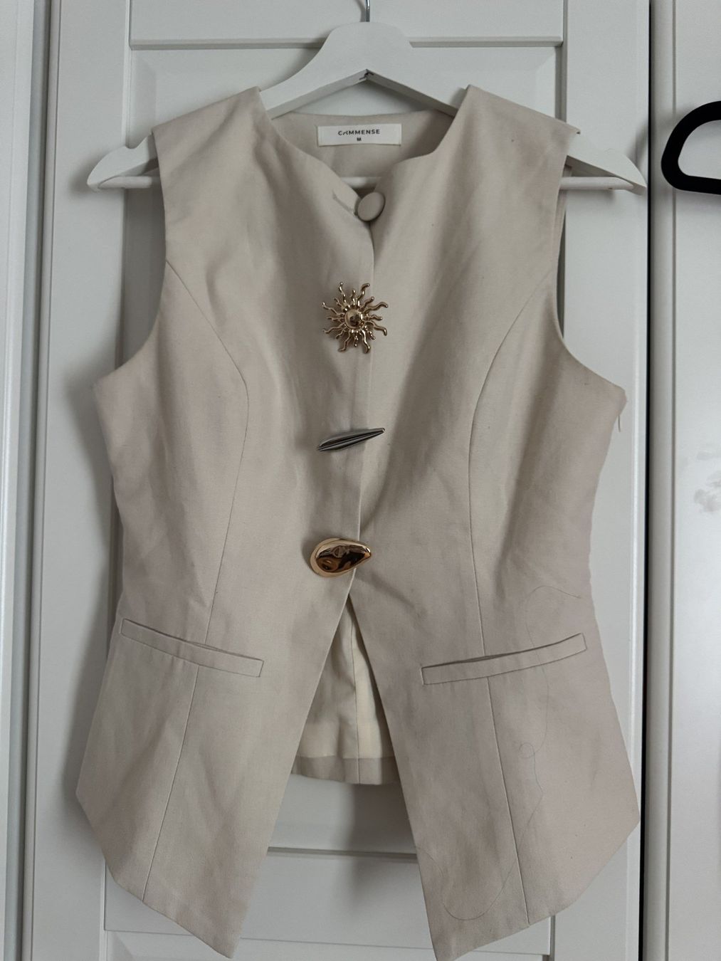 Gilet & Giacche senza maniche: COMMENSE Weste beige mit Statement-Knöpfen, Gr. M – Usato da Zürich venduto da flo_8yph