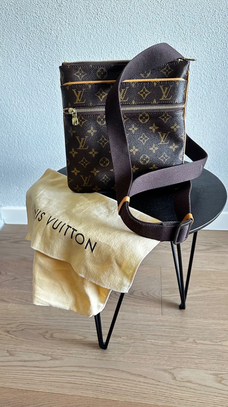Louis Vuitton Borse: LV Louis Vuitton Pochette Valmy Monogram – Usato da Ponte Capriasca venduto da Zoezoe16