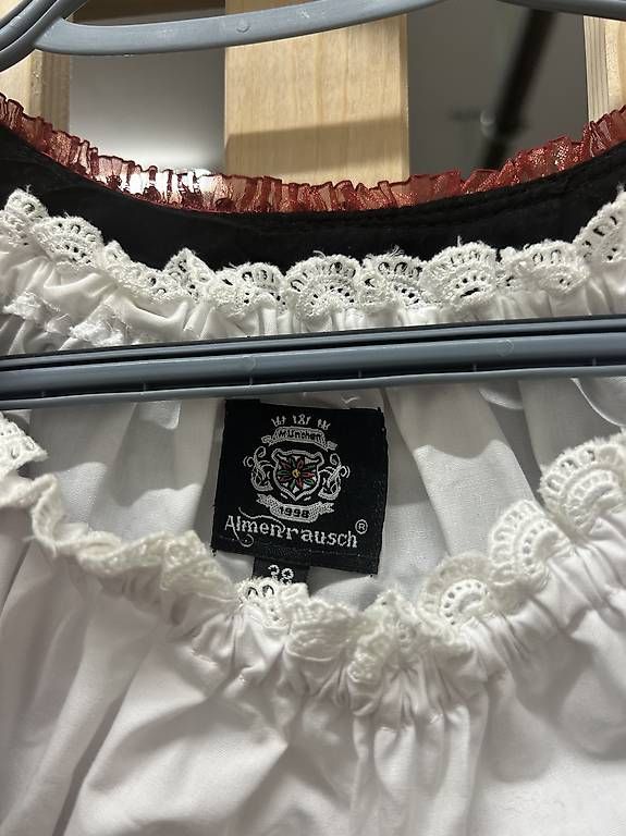 Costumes: Tracht/Dirndl Oberteile  – D'occasion à Goldach par ann_syf8 1