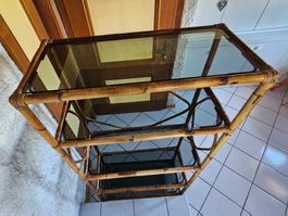 Étagère vintage en bambou et verre, style bohème chic