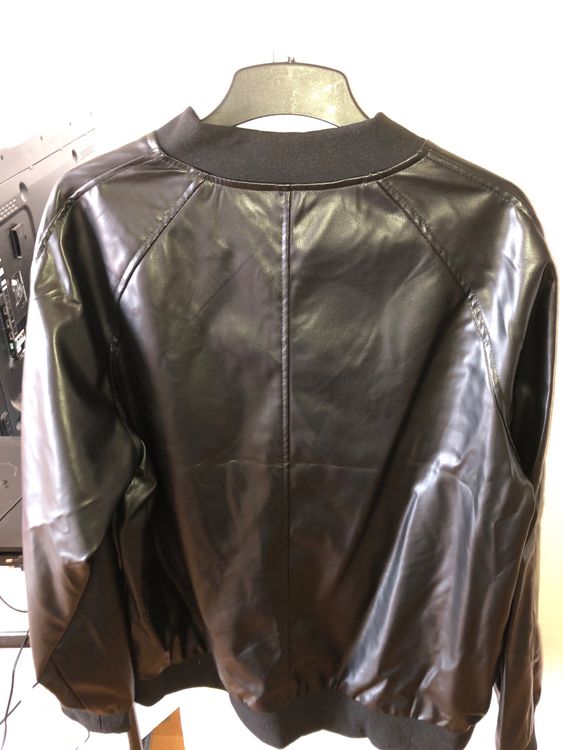 Giacche: Schwarze Kunstleder Jacke, Top Zustand, Grösse L – Nuovo (secondo la descrizione) da Flumenthal venduto da joh_t8ny 1