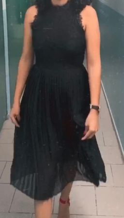 Schwarzes Plissekleid mit Spitzendetail