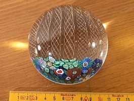 Presse papier en verre Murano aux motifs floraux signé
