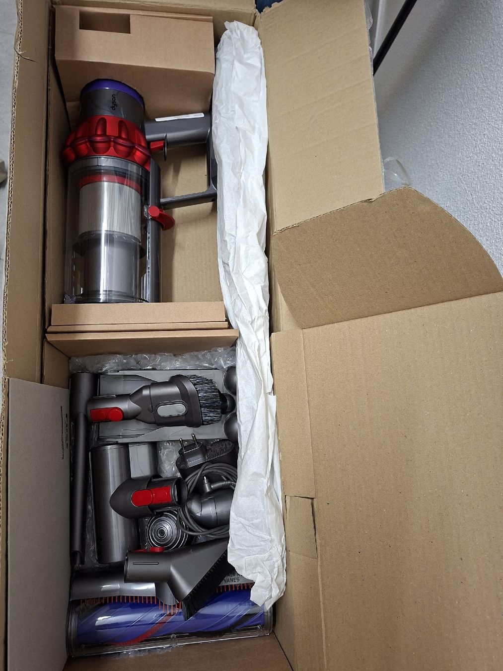Dyson Aspirapolveri & Accessori: Staubsauger Dyson V10 – Nuovo e nell'imballaggio originale da Büron venduto da rog_k687