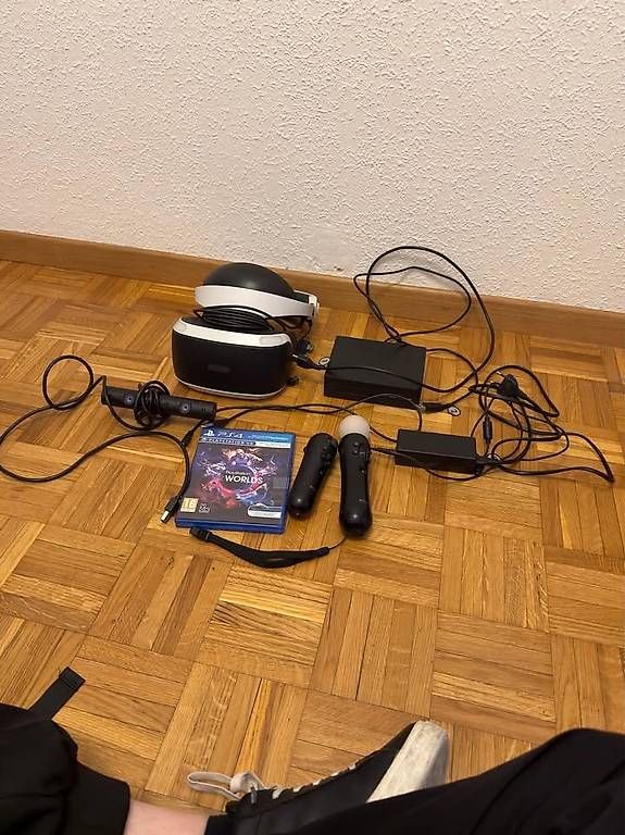 Konsolen: PlayStation VR complet + caméra + 2 manettes Move + jeu PS4 – Gebraucht aus Meyrin von dianalopes