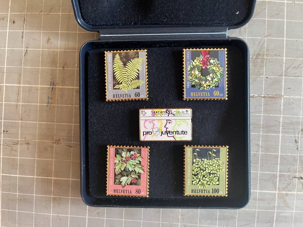 Placchette & Badge: Pro Juventute Briefmarken Pin – Usato da Bättwil venduto da hummn