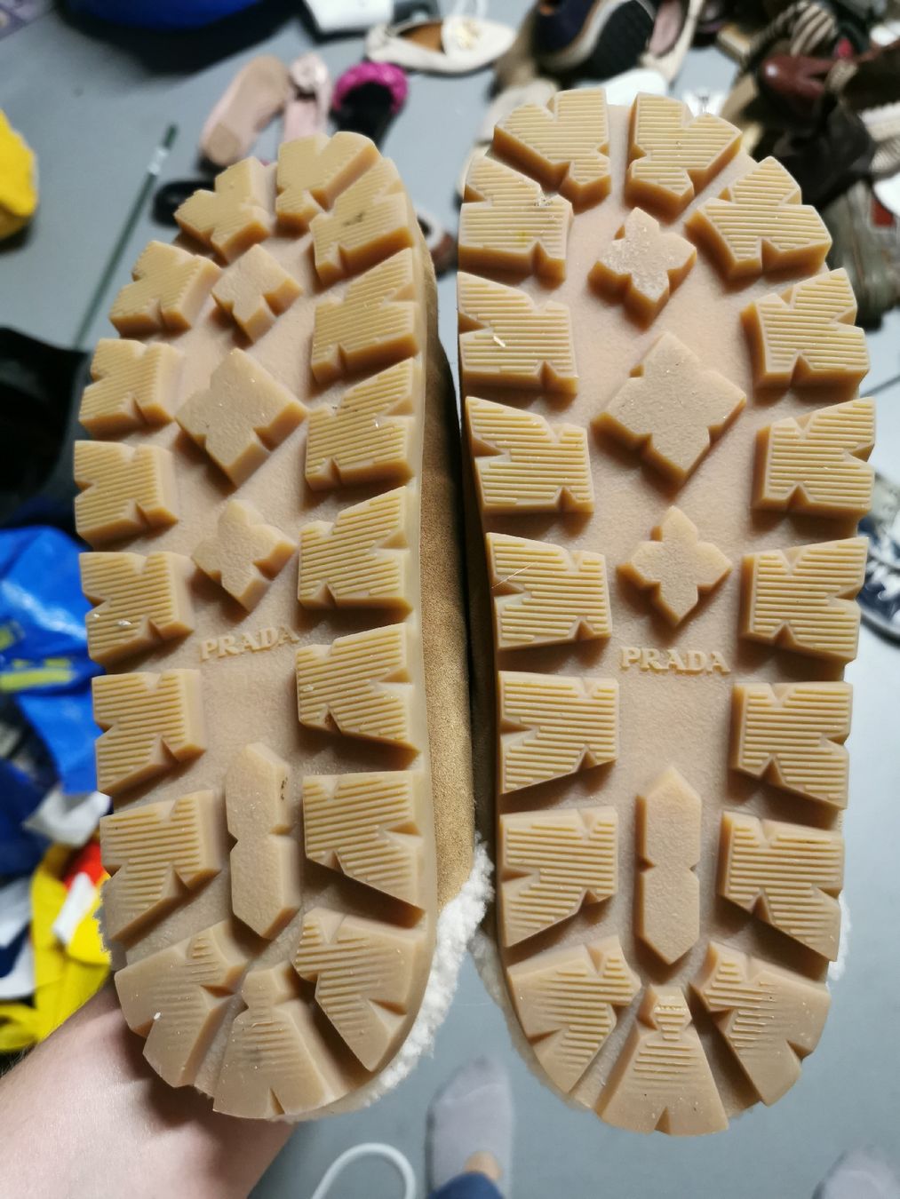 Prada Scarpe da donna: Prada Slippers aus wildleder gr36. 5 – Usato da Mühlethurnen venduto da GaspAnita 4