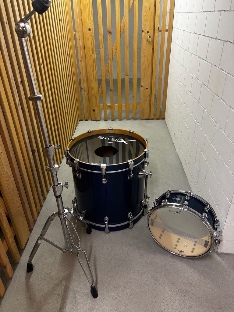 Musikinstrumente: Bassdrum, Snaredrum & Beckenständer – Gebraucht aus Spreitenbach von Hemingway69