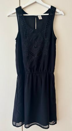Kleid schwarz mit Stickerei