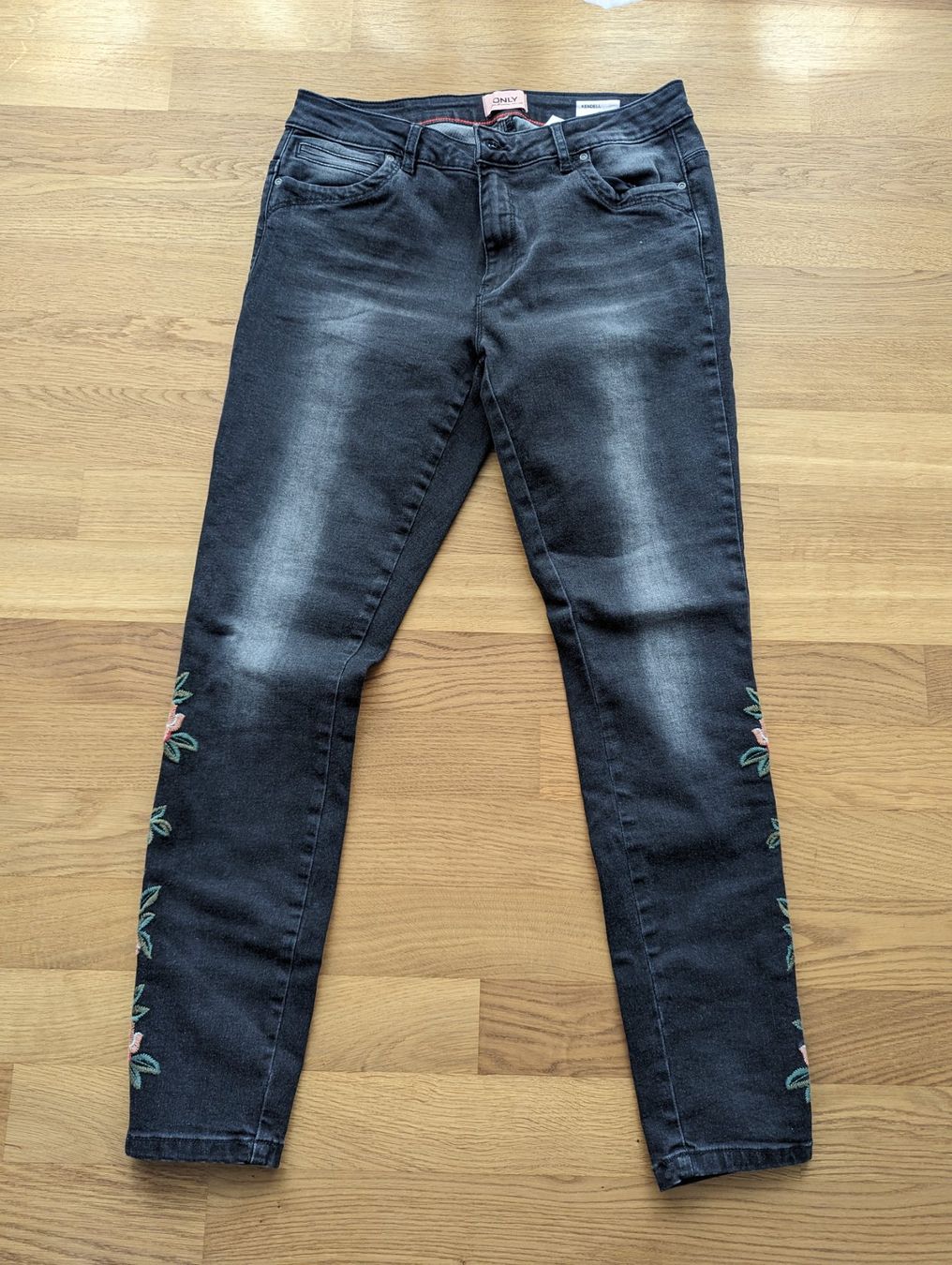Only Jeans: neue Hose mit Blumenstickerei – Nuovo (secondo la descrizione) da Beckenried venduto da ang_j9fs 2