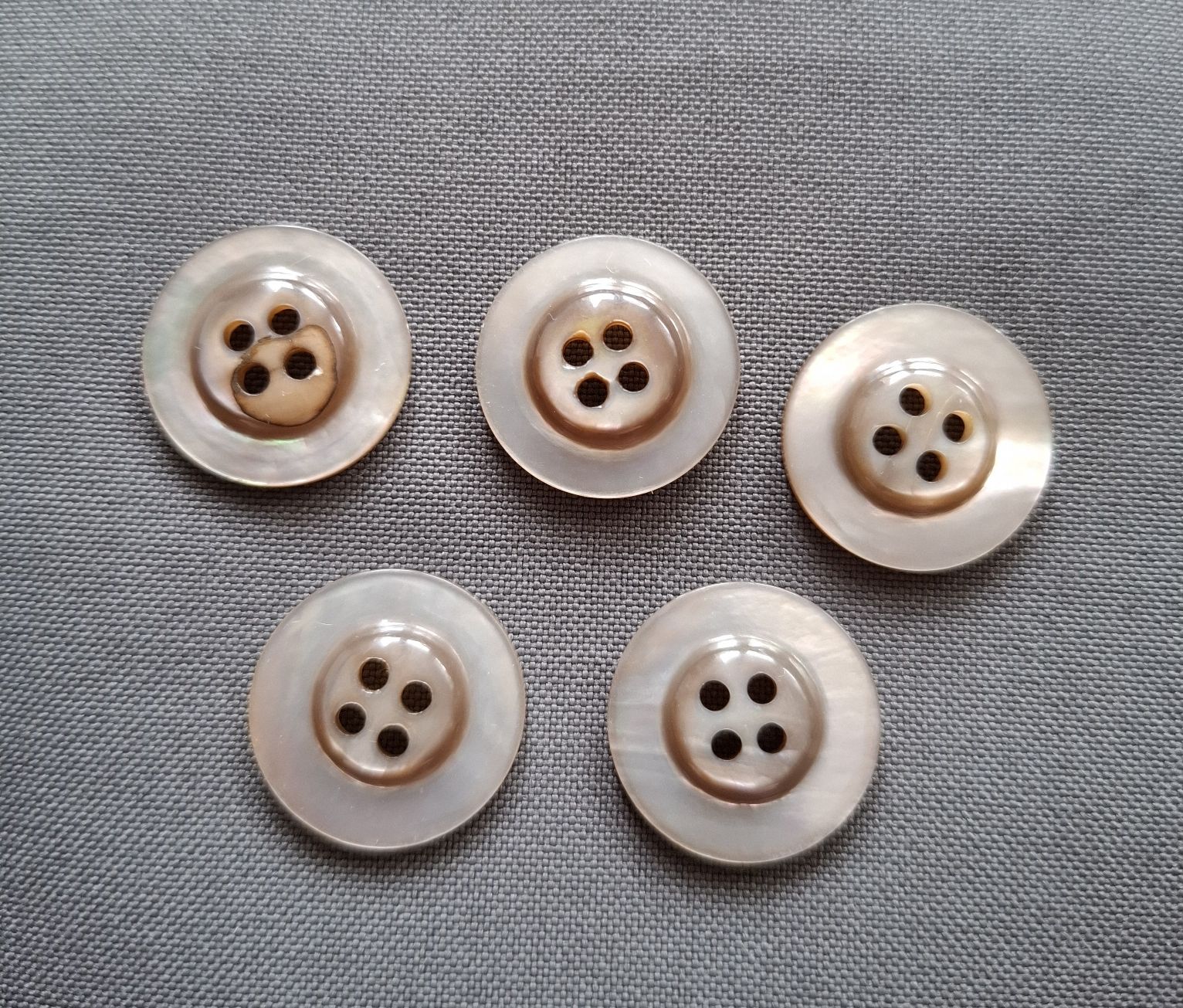 Bottoni: 5er Set edle Perlmutt Knöpfe, Durchmesser 20 mm. – Usato da Dietikon venduto da Hirschkopf 1