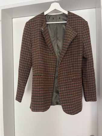 Klassischer Blazer im Karomuster, perfekt für den Herbst.