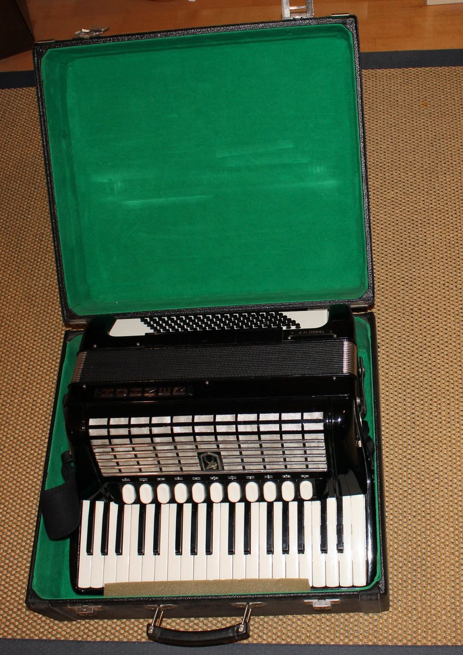 Hohner Musikinstrumente: Akkordeon  Hohner Tango IV P – Gebraucht aus Lommiswil von samburi