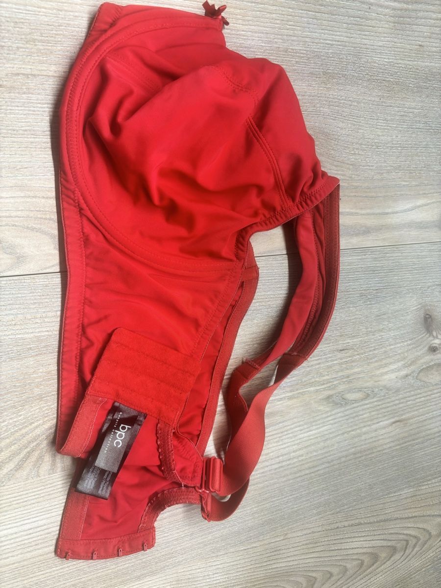 Sonstige Unterwäsche: Roter bpc BH Gr. 85D - EU 105E Top Zustand – Gebraucht aus Aesch BL von Jelu20 2