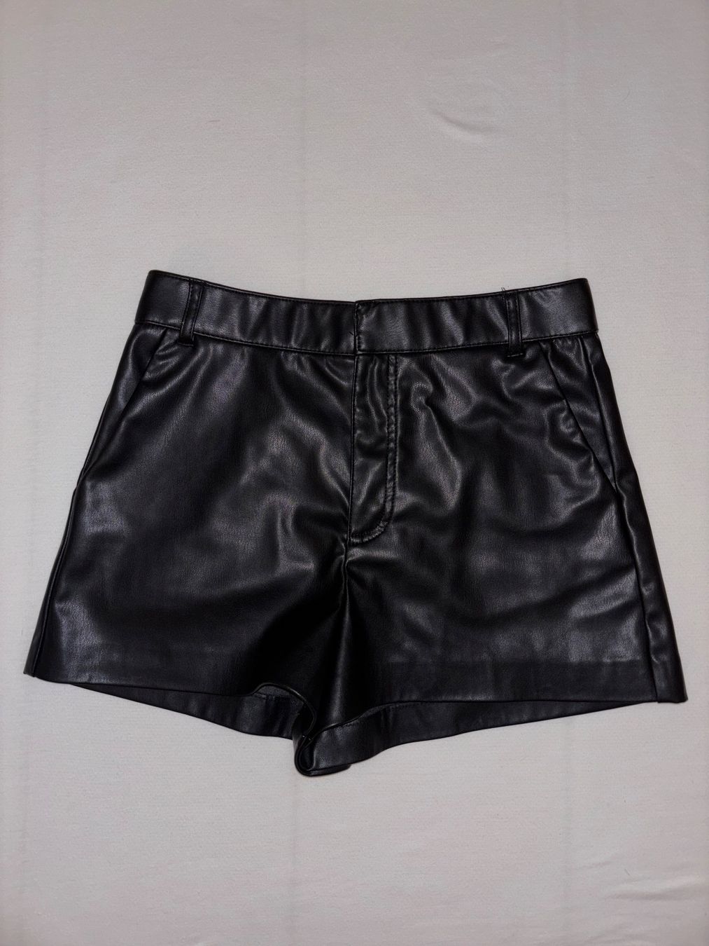 Zara Pantaloni: Kunstleder-Shorts, Schwarz, Grösse XS – Usato da Basel venduto da ine_tl5x