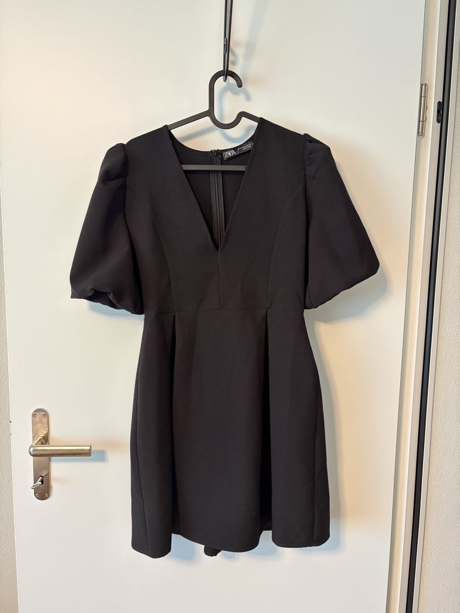 Zara Vestiti: schwarzes Midi Kleid – Usato da Winterthur venduto da ana_z7yd
