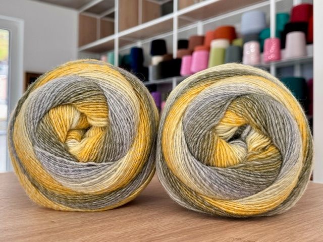 Wolle: Strickwolle Farbverlauf 2 Knäuel 400g – Neu (gemäss Beschreibung) aus Plons von Zimpfer 3