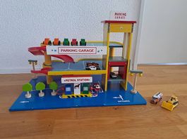 Holz-Parkgarage mit Lift, Tankstelle & 10 Fahrzeugen