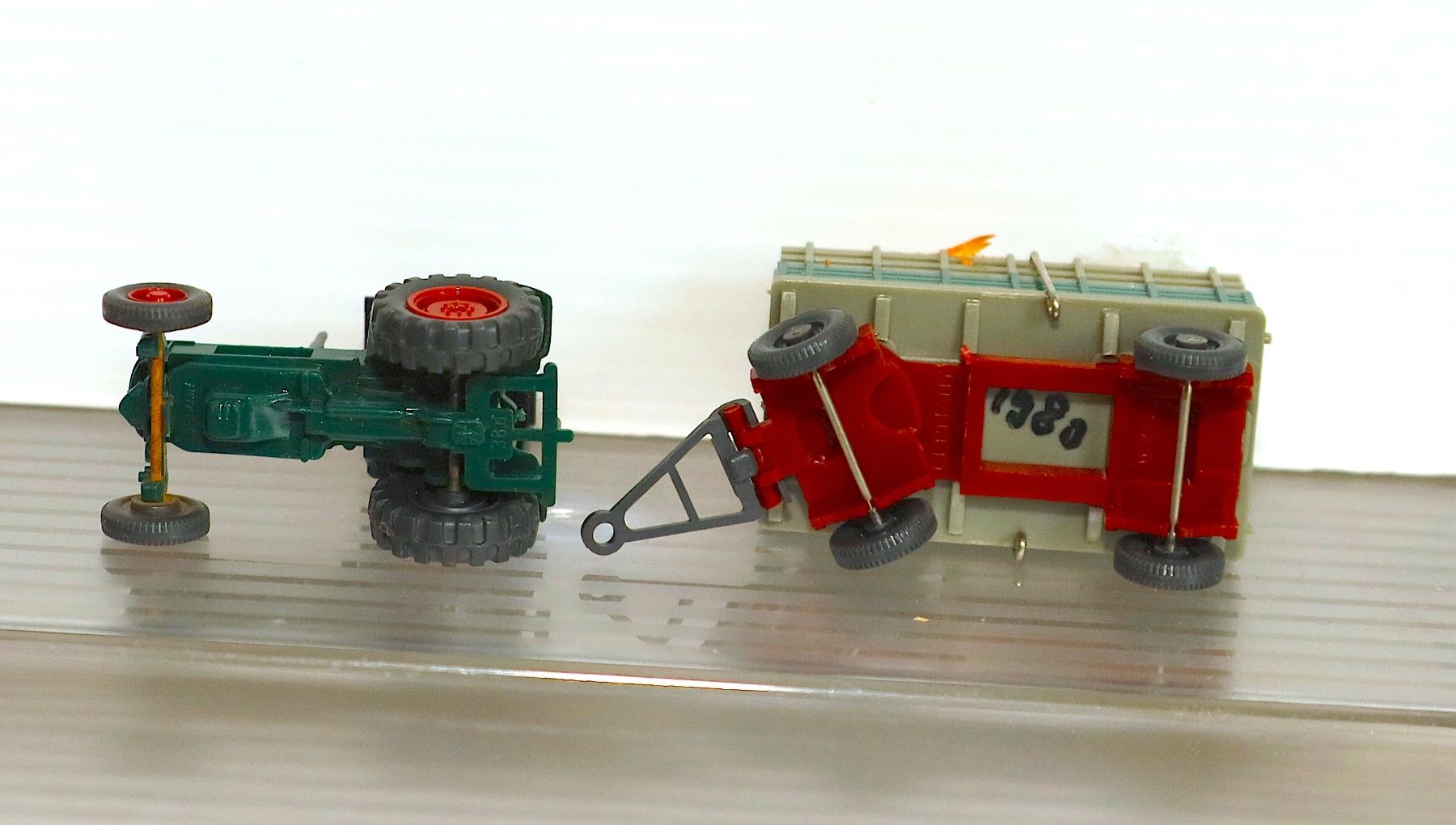 Mercedes-Benz Modellini d'auto: HERBA TRAKTOR MIT BELADENEN ANHÄNGER 1:87 – Usato da Ipsach venduto da Merlux 2