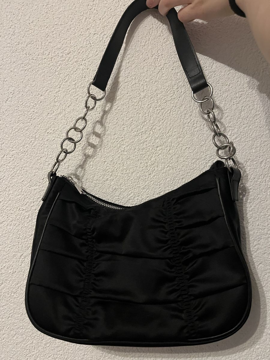 H&M Borse da donna: Schwarze Schultertasche mit silbernen Details – Usato da Laufen venduto da oceanwave.
